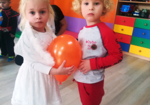 Dzieci tańczą z balonikiem
